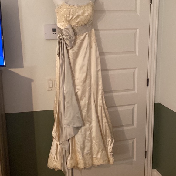 Wedding dress Les Noces Couture in Italian natural silk and lace guipure details - Picture 2 of 16